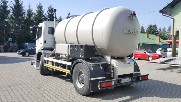 Straßenbewässerungsfahrzeug Dumas - Tank und Ablassanschluss